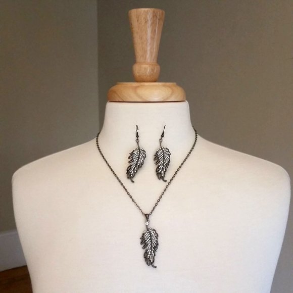Jeweled Feather Motif Pendant Necklace and drop Earrings - Picture 2 of 5